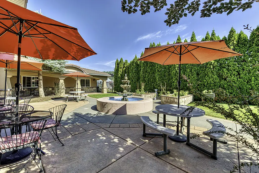 Courtyard with Fountain and Outdoor Dining